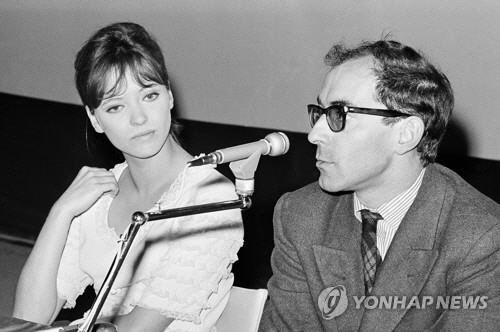 '뮤즈'이자 첫 아내였던 안나 카리나와 1965년 베네치아 영화제에서 기자회견을 하고 있는 장뤼크 고다르. <AP=연합뉴스>